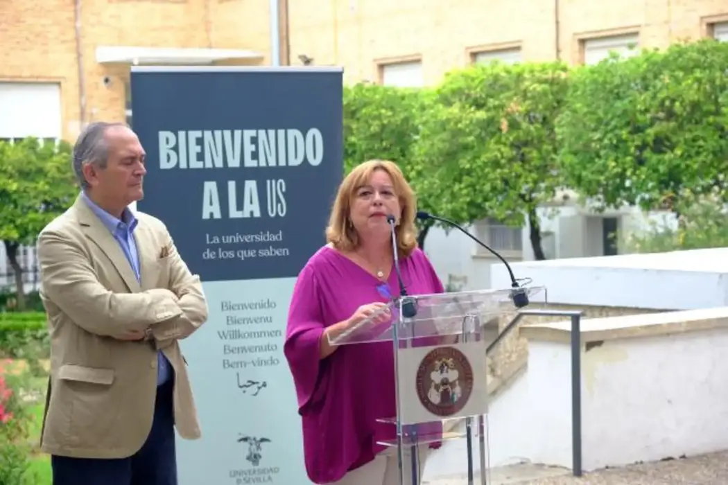 FOTOGRAFÍA. SEVILLA (COMUNIDAD AUTÓNOMA DE ANDALUCÍA) REINO DE ESPAÑA, 03 DE JUNIO DE 2025. Detalle de estudiantes durante la primera jornada de las Pruebas de Acceso a la Universidad (PAU) de 2025 en una aula de la Universidad de Sevilla (US) este martes, 3 de junio de 2025. Lasvocesdelpueblo (Ñ Pueblo)