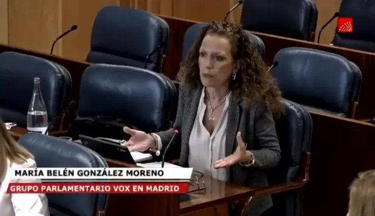 FOTOGRAFÍA. MADRID (REINO DE ESPAÑA), 16 DE ABRIL DE 2025. La portavoz del Grupo Parlamentario de VOX en la Comisión de la Mujer de la Asamblea de Madrid, María Belén González Moreno, interviene en defensa de la discriminación institucional hacia los hombres por serlo y condena las centenares de miles de denuncias falsas de Violencia de Género contra los hombres, según dados del Consejo General del Poder Judicial (CGPJ) cuyo informe del año 2012, dice que del total de denuncias interpuestas por violencia de género, el 76,5% fue declarado inocente, del 2013 el 77,5% y del 2014 el 77,76%. Y en ese informe publicado en el 2016 se dice que sobre un total de 380.179 denuncias por Violencia de Genero, de las que resultaron inocentes el 77,25%, pero sólo son denuncias falsas un 0,01%; matemáticas perfectas (del Consenso Progre), vamos". El Grupo VOX ha solicitado la comparecencia de Miguel Ángel Vázquez en la Comisión de Mujer de la Asamblea de Madrid, miembro de la asociación Ayuda Víctimas Violencia Doméstica (ANAVID), padre y víctima de dos denuncias falsas por parte de su exmujer. Lasvocesdelpueblo (Ñ Pueblo)