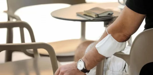 FOTOGRAFÍA. VALENCIA (COMUNIDAD VALENCIANA) REINO DE ESPAÑA, 14 DE AGOSTO DE 2020. Un hombre fuma un cigarro en una terraza de Valencia. Efe