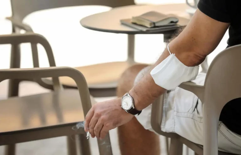 FOTOGRAFÍA. VALENCIA (COMUNIDAD VALENCIANA) REINO DE ESPAÑA, 14 DE AGOSTO DE 2020. Un hombre fuma un cigarro en una terraza de Valencia. Efe