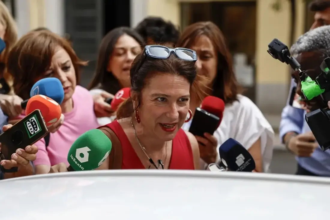 FOTOGRAFÍA. MADRID (REINO DE ESPAÑA), 03 DE JUNIO DE 2025. La militante del partido Socialista (PSOE) —una de los líder de las cloacas del PSOE o "fontaneros del PSOE" también conocidos como los "sicarios del PSOE"— María Leire Díez Castro (Leire Díez), a su llegada este martes, a la sede del PSOE en la calle Ferraz 70 de Madrid. la líder de los "Sicarios del PSOE" ha acudido esta tarde a la sede del PSOE en la madrileña calle de Ferraz 70 para dar explicaciones sobre los audios publicados en los que se le escuchaba pedir información comprometedora sobre miembros de la UCO de la Guardia Civil, concretamente sobre Antonio Balas Dávila, teniente coronel y jefe de la Unidad de la Guardia Civil Adscrita a la Fiscalía Anticorrupción (UAFAC-UCO), que investigan casos de corrupción cercanos al Gobierno de España, titular de Pedro Sánchez Pérez-Castejón (secretario general  del PSOE). Efe