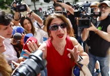 Leire Díez: «El PSOE me ha puesto a ver qué había detrás de todo esto» FOTOGRAFÍA. MADRID (REINO DE ESPAÑA), 03 DE JUNIO DE 2025. La militante del partido Socialista (PSOE) —una de los líder de las cloacas del PSOE o "fontaneros del PSOE" también conocidos como los "sicarios del PSOE"— María Leire Díez Castro (Leire Díez), a su llegada este martes, a la sede del PSOE en la calle Ferraz 70 de Madrid. la líder de los "Sicarios del PSOE" ha acudido esta tarde a la sede del PSOE en la madrileña calle de Ferraz 70 para dar explicaciones sobre los audios publicados en los que se le escuchaba pedir información comprometedora sobre miembros de la UCO de la Guardia Civil, concretamente sobre Antonio Balas Dávila, teniente coronel y jefe de la Unidad de la Guardia Civil Adscrita a la Fiscalía Anticorrupción (UAFAC-UCO), que investigan casos de corrupción cercanos al Gobierno de España, titular de Pedro Sánchez Pérez-Castejón (secretario general del PSOE). Efe