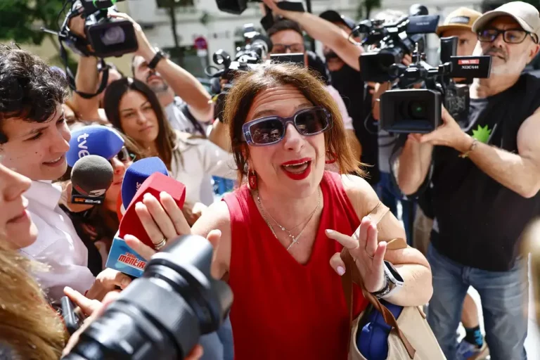 FOTOGRAFÍA. MADRID (REINO DE ESPAÑA), 03 DE JUNIO DE 2025. La militante del partido Socialista (PSOE) —una de los líder de las cloacas del PSOE o "fontaneros del PSOE" también conocidos como los "sicarios del PSOE"— María Leire Díez Castro (Leire Díez), a su llegada este martes, a la sede del PSOE en la calle Ferraz 70 de Madrid. la líder de los "Sicarios del PSOE" ha acudido esta tarde a la sede del PSOE en la madrileña calle de Ferraz 70 para dar explicaciones sobre los audios publicados en los que se le escuchaba pedir información comprometedora sobre miembros de la UCO de la Guardia Civil, concretamente sobre Antonio Balas Dávila, teniente coronel y jefe de la Unidad de la Guardia Civil Adscrita a la Fiscalía Anticorrupción (UAFAC-UCO), que investigan casos de corrupción cercanos al Gobierno de España, titular de Pedro Sánchez Pérez-Castejón (secretario general  del PSOE). Efe