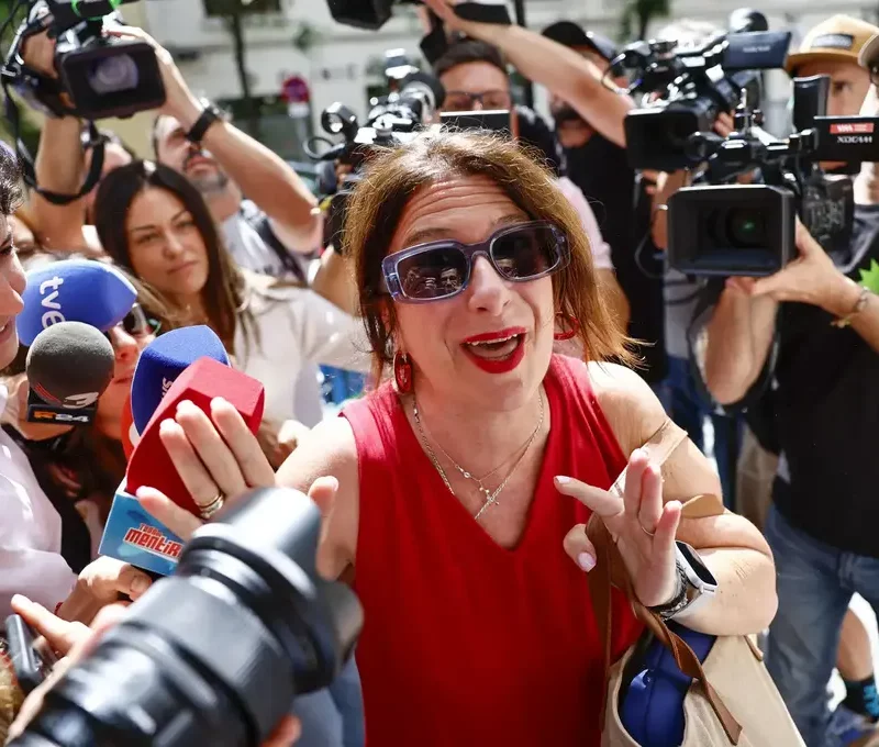 Leire Díez: «El PSOE me ha puesto a ver qué había detrás de todo esto» FOTOGRAFÍA. MADRID (REINO DE ESPAÑA), 03 DE JUNIO DE 2025. La militante del partido Socialista (PSOE) —una de los líder de las cloacas del PSOE o "fontaneros del PSOE" también conocidos como los "sicarios del PSOE"— María Leire Díez Castro (Leire Díez), a su llegada este martes, a la sede del PSOE en la calle Ferraz 70 de Madrid. la líder de los "Sicarios del PSOE" ha acudido esta tarde a la sede del PSOE en la madrileña calle de Ferraz 70 para dar explicaciones sobre los audios publicados en los que se le escuchaba pedir información comprometedora sobre miembros de la UCO de la Guardia Civil, concretamente sobre Antonio Balas Dávila, teniente coronel y jefe de la Unidad de la Guardia Civil Adscrita a la Fiscalía Anticorrupción (UAFAC-UCO), que investigan casos de corrupción cercanos al Gobierno de España, titular de Pedro Sánchez Pérez-Castejón (secretario general del PSOE). Efe