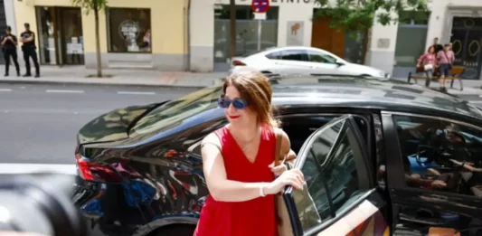 FOTOGRAFÍA. MADRID (REINO DE ESPAÑA), 03 DE JUNIO DE 2025. La militante del partido Socialista (PSOE) —una de los líder de las cloacas del PSOE o "fontaneros del PSOE" también conocidos como los "sicarios del PSOE"— María Leire Díez Castro (Leire Díez), a su llegada este martes, a la sede del PSOE en la calle Ferraz 70 de Madrid. la líder de los "Sicarios del PSOE" ha acudido esta tarde a la sede del PSOE en la madrileña calle de Ferraz 70 para dar explicaciones sobre los audios publicados en los que se le escuchaba pedir información comprometedora sobre miembros de la UCO de la Guardia Civil, concretamente sobre Antonio Balas Dávila, teniente coronel y jefe de la Unidad de la Guardia Civil Adscrita a la Fiscalía Anticorrupción (UAFAC-UCO), que investigan casos de corrupción cercanos al Gobierno de España, titular de Pedro Sánchez Pérez-Castejón (secretario general  del PSOE). Efe