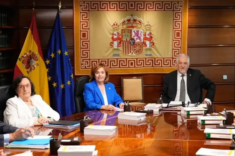 FOTOGRAFÍA. MADRID (REINO DE ESPAÑA), LEY AMNISTIA. El presidente y la vicepresidente del Tribunal Constitucional (TC), Cándido Conde-Pumpido Tourón (d) —un WOKE nombrado por el PSOE y Pedro Sánchez Pérez-Castejón—, e Inmaculada Montalbán Huertas (c), —una WOKE nombrada por el PSOE y Pedro Sánchez Pérez-Castejón— respectivamente. Efe