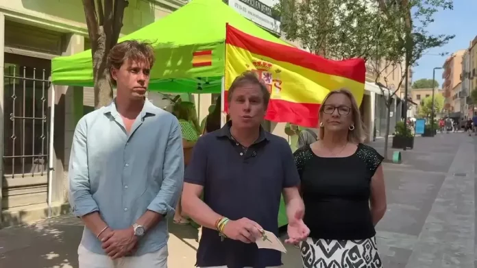 FOTOGRAFÍA. PALAFRUGELL (GERONA) REINO DE ESPAÑA, 06 DE JUNIO DE 2025. El portavoz del grupo parlamentario VOX en el Parlamento de Cataluña, Joan Garriga Doménech (c); ha visitado hoy el municipio de Palafrugell, en la comarca del Bajo Ampurdán (provincia de Gerona) Comunidad Autónoma de Cataluña, acompañado por Adela García Cerrillo (d), concejal del Grupo Municipal de VOX en el Ayuntamiento de Palafrugell; y Alberto Tarradas Peneque (i), diputado por Gerona al Parlamento de Cataluña y presidente del Comité Ejecutivo Provincial (CEN) de VOX en la provincia de Gerona. Lasvocesdelpueblo (Ñ Pueblo)