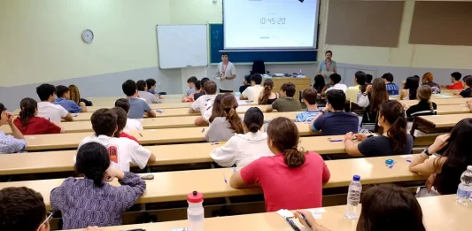 FOTOGRAFÍA. SEVILLA (COMUNIDAD AUTÓNOMA DE ANDALUCÍA) REINO DE ESPAÑA, 03 DE JUNIO DE 2025. Detalle de varios estudiantes durante la primera jornada de las Pruebas de Acceso a la Universidad (PAU) de 2025 en una aula de la Universidad de Sevilla (US) este martes, 3 de junio de 2025. Lasvocesdelpueblo (Ñ Pueblo)