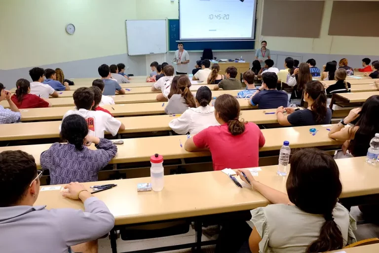 FOTOGRAFÍA. SEVILLA (COMUNIDAD AUTÓNOMA DE ANDALUCÍA) REINO DE ESPAÑA, 03 DE JUNIO DE 2025. Detalle de varios estudiantes durante la primera jornada de las Pruebas de Acceso a la Universidad (PAU) de 2025 en una aula de la Universidad de Sevilla (US) este martes, 3 de junio de 2025. Lasvocesdelpueblo (Ñ Pueblo)