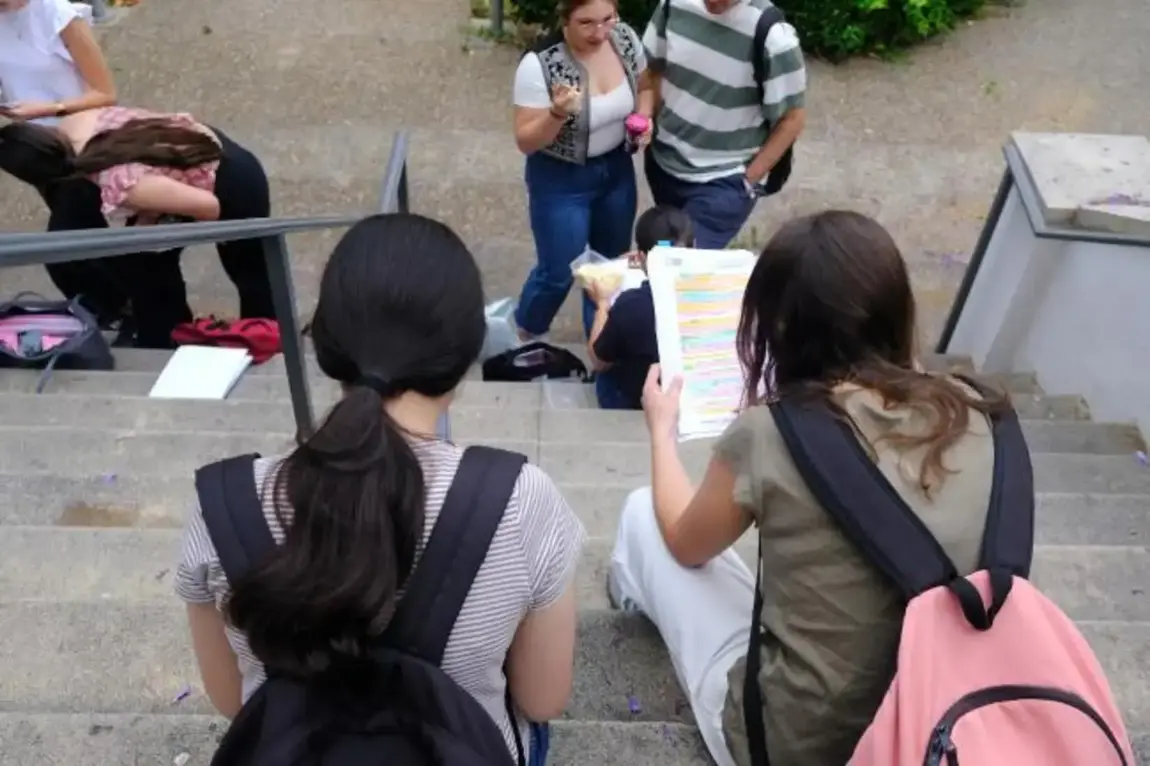 FOTOGRAFÍA. SEVILLA (COMUNIDAD AUTÓNOMA DE ANDALUCÍA) REINO DE ESPAÑA, 03 DE JUNIO DE 2025. Detalle de estudiantes durante la primera jornada de las Pruebas de Acceso a la Universidad (PAU) de 2025 en una aula de la Universidad de Sevilla (US) este martes, 3 de junio de 2025. Lasvocesdelpueblo (Ñ Pueblo)