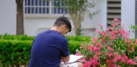 FOTOGRAFÍA. SEVILLA (COMUNIDAD AUTÓNOMA DE ANDALUCÍA) REINO DE ESPAÑA, 03 DE JUNIO DE 2025. Detalle de estudiantes durante la primera jornada de las Pruebas de Acceso a la Universidad (PAU) de 2025 en una aula de la Universidad de Sevilla (US) este martes, 3 de junio de 2025. Lasvocesdelpueblo (Ñ Pueblo)