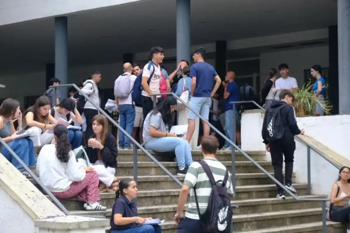 FOTOGRAFÍA. SEVILLA (COMUNIDAD AUTÓNOMA DE ANDALUCÍA) REINO DE ESPAÑA, 03 DE JUNIO DE 2025. Detalle de estudiantes durante la primera jornada de las Pruebas de Acceso a la Universidad (PAU) de 2025 en una aula de la Universidad de Sevilla (US) este martes, 3 de junio de 2025. Lasvocesdelpueblo (Ñ Pueblo)