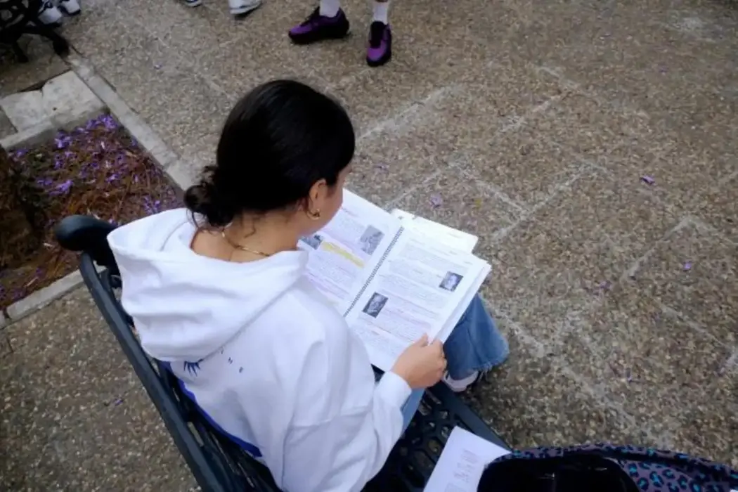 FOTOGRAFÍA. SEVILLA (COMUNIDAD AUTÓNOMA DE ANDALUCÍA) REINO DE ESPAÑA, 03 DE JUNIO DE 2025. Detalle de estudiantes durante la primera jornada de las Pruebas de Acceso a la Universidad (PAU) de 2025 en una aula de la Universidad de Sevilla (US) este martes, 3 de junio de 2025. Lasvocesdelpueblo (Ñ Pueblo)