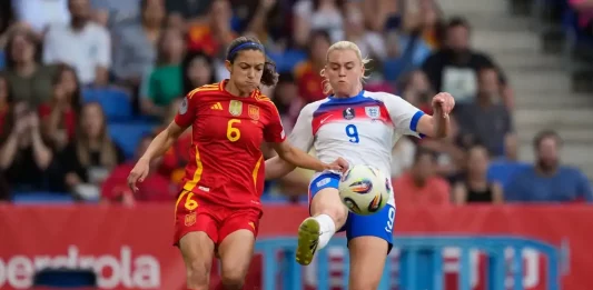 FOTOGRAFÍA. CORNELLÁ DE LLOBREGAT (BARCELONA) CATALUÑA (REINO DE ESPAÑA), 03 D EJUNIO DE 2025. La centrocampista de España Aitana Bonmatí, y la delantera de Inglaterra Alessia Russo, durante el partido de la jornada 6 del grupo C de la Liga de Naciones entre España e Inglaterra, este martes en el RCDE Stadium en Cornellà de Llobregat (Barcelona). Efe