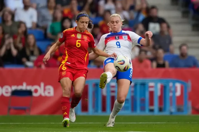FOTOGRAFÍA. CORNELLÁ DE LLOBREGAT (BARCELONA) CATALUÑA (REINO DE ESPAÑA), 03 D EJUNIO DE 2025. La centrocampista de España Aitana Bonmatí, y la delantera de Inglaterra Alessia Russo, durante el partido de la jornada 6 del grupo C de la Liga de Naciones entre España e Inglaterra, este martes en el RCDE Stadium en Cornellà de Llobregat (Barcelona). Efe