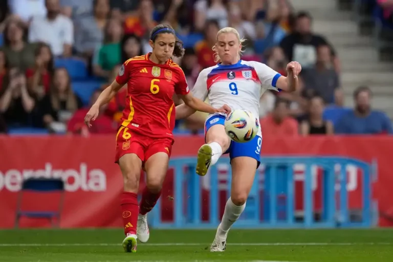 FOTOGRAFÍA. CORNELLÁ DE LLOBREGAT (BARCELONA) CATALUÑA (REINO DE ESPAÑA), 03 D EJUNIO DE 2025. La centrocampista de España Aitana Bonmatí, y la delantera de Inglaterra Alessia Russo, durante el partido de la jornada 6 del grupo C de la Liga de Naciones entre España e Inglaterra, este martes en el RCDE Stadium en Cornellà de Llobregat (Barcelona). Efe