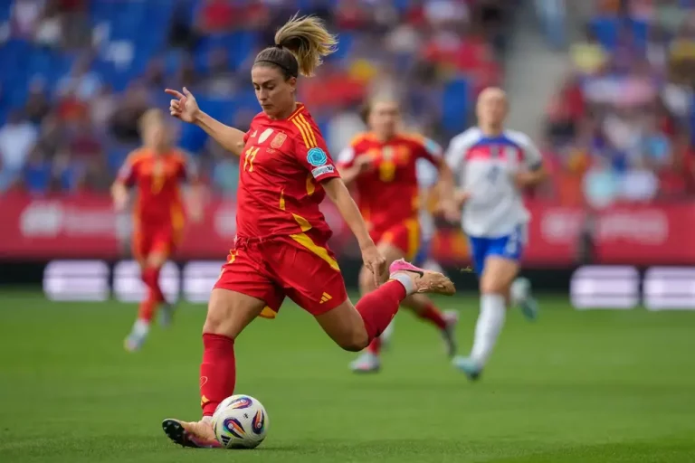 FOTOGRAFÍA. CORNELLÁ DE LLOBREGAT (BARCELONA) CATALUÑA (REINO DE ESPAÑA), 03 D EJUNIO DE 2025. La centrocampista de España Alexia Putellas, durante el partido de la jornada 6 del grupo C de la Liga de Naciones entre España e Inglaterra, este martes en el RCDE Stadium en Cornellà de Llobregat (Barcelona). Efe