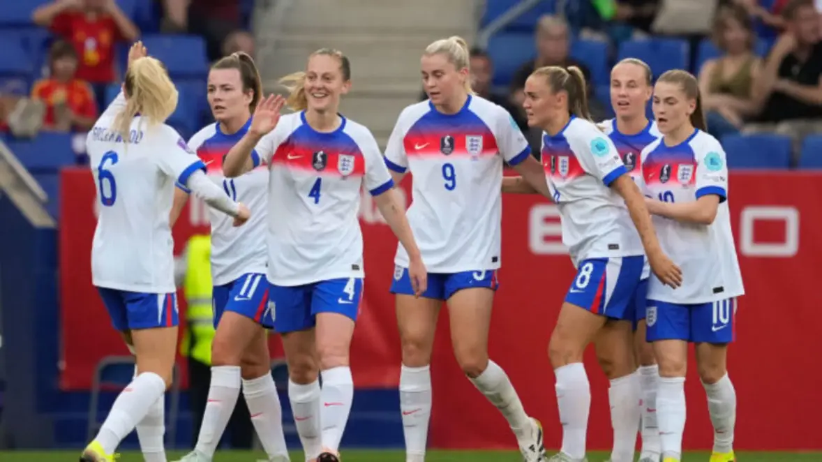 FOTOGRAFÍA. CORNELLÁ DE LLOBREGAT (BARCELONA) CATALUÑA (REINO DE ESPAÑA), 03 D EJUNIO DE 2025. La delantera de Inglaterra Alessia Russo (c) celebra con sus compañeras tras marcar el 0-1 durante el partido de la jornada 6 del grupo C de la Liga de Naciones entre España e Inglaterra, este martes en el RCDE Stadium en Cornellà de Llobregat (Barcelona). Efe