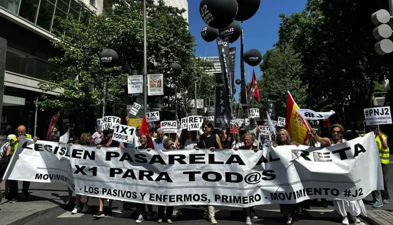 FOTOGRAFÍA. MADRID (REINO DE ESPAÑA), 14 DE JUNIO DE 2025. El Movimiento J2, plataforma de los abogados, procuradores y otros funcionarios del mundo de la Justicia, movilizó contra la nueva Propuesto de ley del Grupo Parlamentario dle Partido Socialista en el Congreso de los Diputados, el brazo político del régimen sanchista de Pedro Sánchez Pérez-Castejón. "¡Hoy, 14 de junio, vuelve a las calles el Movimiento J2! Y lo hace, porque tras más de dos años de intensa reivindicación, la Pasarela al RETA ya está en el Congreso de los Diputados, pero no en los términos que exige la justicia social, ni la dignidad de miles de abogados y procuradores, obligados durante décadas, a cotizar en unas mutualidades en las que delegaron su deber constitucional, y que han fracasado, porque ni las supervisaron, ni las controlaron". Lasvocesdelpueblo (Ñ Pueblo)
