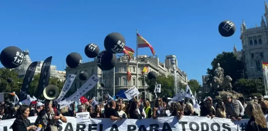FOTOGRAFÍA. MADRID (REINO DE ESPAÑA), 14 DE JUNIO DE 2025. El Movimiento J2, plataforma de los abogados, procuradores y otros funcionarios del mundo de la Justicia, movilizó contra la nueva Propuesto de ley del Grupo Parlamentario dle Partido Socialista en el Congreso de los Diputados, el brazo político del régimen sanchista de Pedro Sánchez Pérez-Castejón. "¡Hoy, 14 de junio, vuelve a las calles el Movimiento J2! Y lo hace, porque tras más de dos años de intensa reivindicación, la Pasarela al RETA ya está en el Congreso de los Diputados, pero no en los términos que exige la justicia social, ni la dignidad de miles de abogados y procuradores, obligados durante décadas, a cotizar en unas mutualidades en las que delegaron su deber constitucional, y que han fracasado, porque ni las supervisaron, ni las controlaron". Lasvocesdelpueblo (Ñ Pueblo)