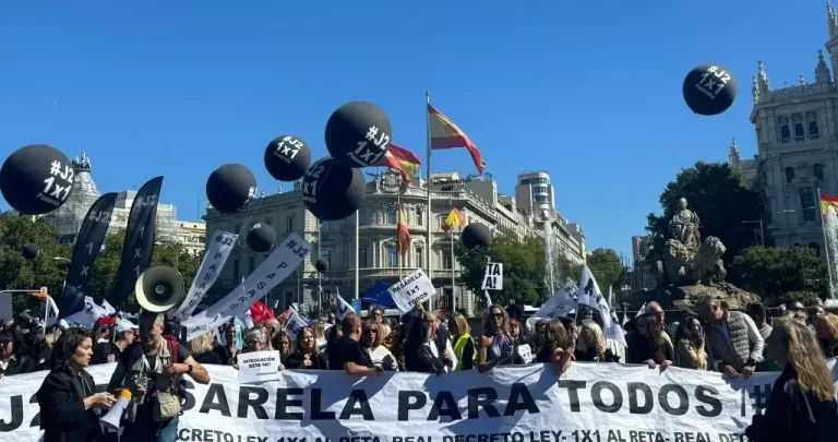 FOTOGRAFÍA. MADRID (REINO DE ESPAÑA), 14 DE JUNIO DE 2025. El Movimiento J2, plataforma de los abogados, procuradores y otros funcionarios del mundo de la Justicia, movilizó contra la nueva Propuesto de ley del Grupo Parlamentario dle Partido Socialista en el Congreso de los Diputados, el brazo político del régimen sanchista de Pedro Sánchez Pérez-Castejón. "¡Hoy, 14 de junio, vuelve a las calles el Movimiento J2! Y lo hace, porque tras más de dos años de intensa reivindicación, la Pasarela al RETA ya está en el Congreso de los Diputados, pero no en los términos que exige la justicia social, ni la dignidad de miles de abogados y procuradores, obligados durante décadas, a cotizar en unas mutualidades en las que delegaron su deber constitucional, y que han fracasado, porque ni las supervisaron, ni las controlaron". Lasvocesdelpueblo (Ñ Pueblo)