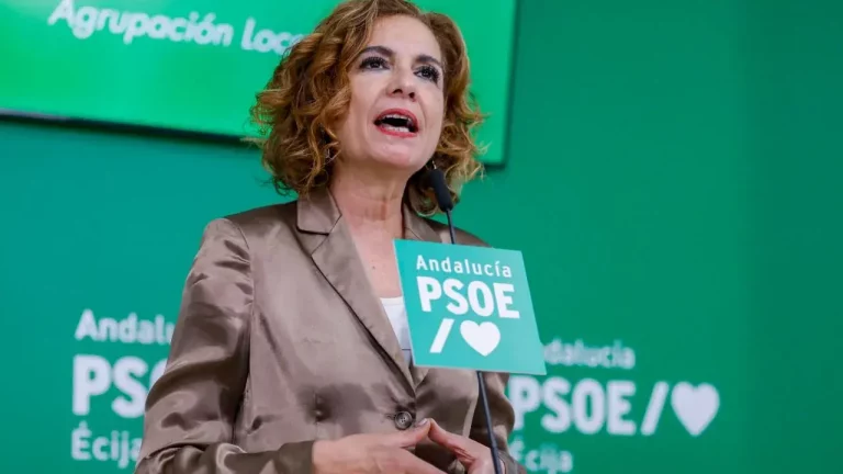 FOTOGRAFÍA. ÉCIJA (SEVILLA) ANDALUCÍA (REINO DE ESPAÑA), 15 DE JUNIO DE 2025. La vicesecretaria general del PSOE, vicepresidente del Gobierno de España titular de Pedro Sánchez Pérez-Castejón y secretaria general del PSOE de Andalucía, María Jesús Montero Cuadrado, participa en un acto con la militancia en la localidad sevillana de Écija (Andalucía), en unos días en los que dirigentes de la Junta de Andalucía y del Partido Popular (PP) andaluz le están pidiendo explicaciones, e incluso la dimisión, tras el informe de la UCO de la Guardia Civil sobre el secretario de Organización del PSOE y diputado en el Congreso de los Diputados, Santos Cerdán León, en la actualidad la principal cabecilla de la red corrupta del Partido Socialista (PSOE), quien a parte de amañar contratos de adjudicaciones de obras públicas del Gobierno de Pedro Sánchez Pérez-Castejón a cambio de comisiones, amañaba también las elecciones para que gane Pedro Sánchez Pérez-Castejón como secretario general del PSOE por primera vez en 2014. Efe