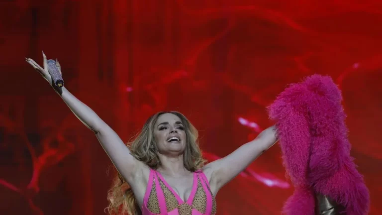 FOTOGRAFÍA. ANTEQUERA (MÁLAGA) ANDALUCÍA (REINO DE ESPAÑA), 31 DE MAYO DE 2025. La cantante española, natural de Sevilla (Andalucía), Melodía Ruiz Gutiérrez «Melody», durante su actuación hoy sábado en el recinto ferial de Antequera, incluida en la Feria de Primavera que se celebra en la localidad malagueña, en su primer concierto tras Eurovisión, refiriéndose a "Esa Diva", el tema con el que ha representado a España en el festival de la canción europea. Efe