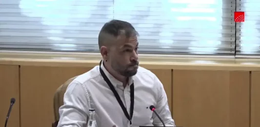FOTOGRAFÍA. MADRID (REINO DE ESPAÑA), 16 DE ABRIL DE 2025. en la imagen, Miguel Ángel Vázquez de Lucas, de 45 años, y padre de dos niñas y un niño, con la misma mujer, un hombre víctima de varias denuncias falsas de Violencia de Género. Centenares de miles de denuncias falsas de Violencia de Género contra los hombres, según dados del Consejo General del Poder Judicial (CGPJ) cuyo informe del año 2012, dice que del total de denuncias interpuestas por violencia de género, el 76,5% fue declarado inocente, del 2013 el 77,5% y del 2014 el 77,76%. En ese informe publicado en el 2016 se dice que sobre un total de 380.179 denuncias por Violencia de Genero, de las que resultaron inocentes el 77,25%, pero sólo son denuncias falsas un 0,01%; "matemáticas perfectas (del Consenso Progre), vamos". El Grupo VOX ha solicitado la comparecencia de Miguel Ángel Vázquez, miembro de la asociación Ayuda Víctimas Violencia Doméstica (ANAVID), en la Comisión de Mujer de la Asamblea de Madrid para hoy 16 de abril de 2025. Lasvocesdelpueblo (Ñ Pueblo)