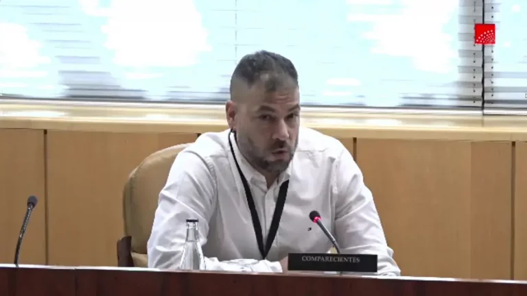 FOTOGRAFÍA. MADRID (REINO DE ESPAÑA), 16 DE ABRIL DE 2025. en la imagen, Miguel Ángel Vázquez de Lucas, de 45 años, y padre de dos niñas y un niño, con la misma mujer, un hombre víctima de varias denuncias falsas de Violencia de Género. Centenares de miles de denuncias falsas de Violencia de Género contra los hombres, según dados del Consejo General del Poder Judicial (CGPJ) cuyo informe del año 2012, dice que del total de denuncias interpuestas por violencia de género, el 76,5% fue declarado inocente, del 2013 el 77,5% y del 2014 el 77,76%. En ese informe publicado en el 2016 se dice que sobre un total de 380.179 denuncias por Violencia de Genero, de las que resultaron inocentes el 77,25%, pero sólo son denuncias falsas un 0,01%; "matemáticas perfectas (del Consenso Progre), vamos". El Grupo VOX ha solicitado la comparecencia de Miguel Ángel Vázquez, miembro de la asociación Ayuda Víctimas Violencia Doméstica (ANAVID), en la Comisión de Mujer de la Asamblea de Madrid para hoy 16 de abril de 2025. Lasvocesdelpueblo (Ñ Pueblo)