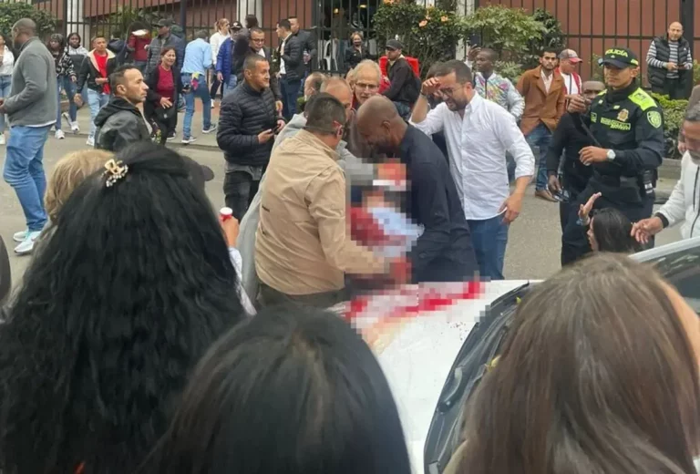 FOTOGRAFÍA. BOGOTÁ (COLOMBIA), 07 DE JUNIO DE 2025. El senador colombiano Miguel Uribe Turbay, uno de los aspirantes presidenciales del partido uribista Centro Democrático para las elecciones de 2026, fue herido de gravedad este sábado cuando encabezaba un acto de campaña en Bogotá, ataque que ha sido condenado de forma unánime por todas las fuerzas políticas del país. Lasvocesdelpueblo (Ñ Pueblo)