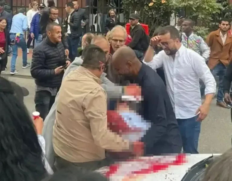 FOTOGRAFÍA. BOGOTÁ (COLOMBIA), 07 DE JUNIO DE 2025. El senador colombiano Miguel Uribe Turbay, uno de los aspirantes presidenciales del partido uribista Centro Democrático para las elecciones de 2026, fue herido de gravedad este sábado cuando encabezaba un acto de campaña en Bogotá, ataque que ha sido condenado de forma unánime por todas las fuerzas políticas del país. Efe