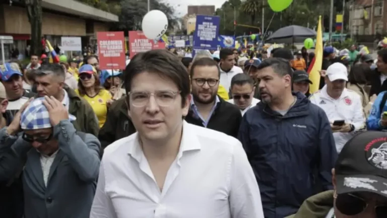 FOTOGRAFÍA. BOGOTÁ (COLOMBIA), 23 DE NOVIEMBRE DE 2024. El candidato presidencial del partido de derecha Centro Democrático, Miguel Uribe (c), en Bogotá (Colombia). Efe