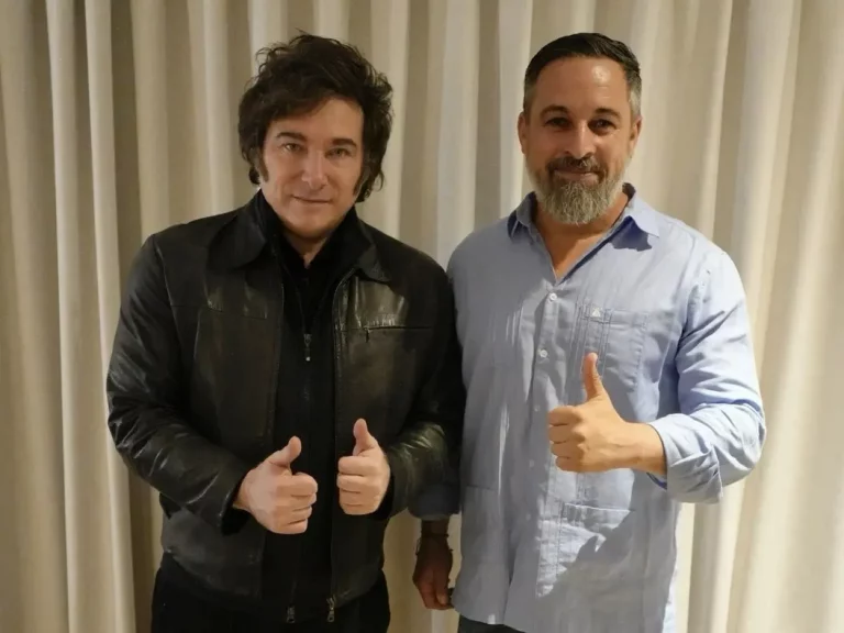 FOTOGRAFÍA. MADRID (REINO DE ESPAÑA), 07 DE JUNIO DE 2025. El presidente de la República Argentina, Javier Gerardo Milei; se reúne en Madrid (Reino de España) con presidente de VOX, líder de la coalición de partidos de los patriotas europeos Patriots of Europe y Diputado de las Cortes Generales del Reino de España, Santiago Abascal Conde (d). "El encuentro ha durado una hora y, como siempre que se reúnen, los dos líderes políticos han intercambiado impresiones sobre asuntos de actualidad nacional e internacional desde la perspectiva de combate al globalismo y defensa de la libertad", informaron desde VOX. Lasvocesdelpueblo (Ñ Pueblo)