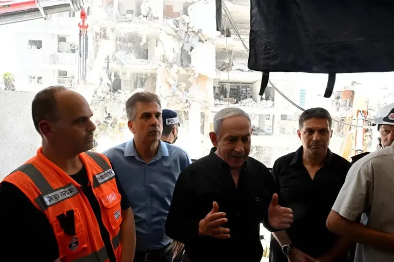 FOTOGRAFÍA. BAT YAM (GUSH DAN) DISTRITO DE TEL-AVIV (ISRAEL), 15 DE JUNIO DE 2025. El primer ministro de Israel, Benjamín Netanyahu, ha visitado esta tarde la "zona cero" del ataque perpetrado por los Ayatolas ISIS de la República islámica de Irán en la madrugada del domingo contra un edificio residencial en Bat Yam (sur de Tel Aviv), donde con misiles balísticos Irán masacró a seis civiles israelíes y dejó decenas de heridos. lasvocesdelpueblo (Ñ Pueblo)