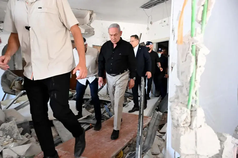 FOTOGRAFÍA. BAT YAM (GUSH DAN) DISTRITO DE TEL-AVIV (ISRAEL), 15 DE JUNIO DE 2025. El primer ministro de Israel, Benjamín Netanyahu (c), ha visitado esta tarde la "zona cero" del ataque perpetrado por los Ayatolas ISIS de la República islámica de Irán en la madrugada del domingo contra un edificio residencial en Bat Yam (sur de Tel Aviv), donde con misiles balísticos Irán masacró a seis civiles israelíes y dejó decenas de heridos. lasvocesdelpueblo (Ñ Pueblo)
