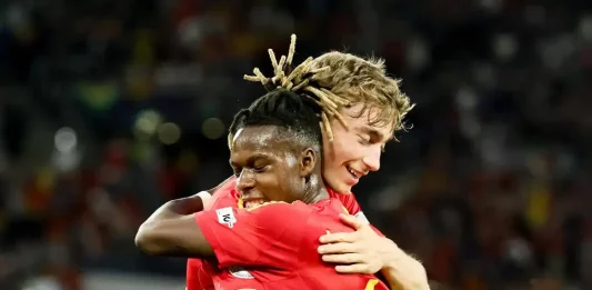 FOTOGRAFÍA. STUTTGART (ALEMANIA), 05 DE JUNIO DE 2025. Los jugadores españoles Nico Williams (d) y Dean Huijsen celebran un gol durante la segunda semifinal de la UEFA Nations League en Stuttgart, Alemania. Efe