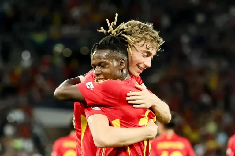 FOTOGRAFÍA. STUTTGART (ALEMANIA), 05 DE JUNIO DE 2025. Los jugadores españoles Nico Williams (d) y Dean Huijsen celebran un gol durante la segunda semifinal de la UEFA Nations League en Stuttgart, Alemania. Efe
