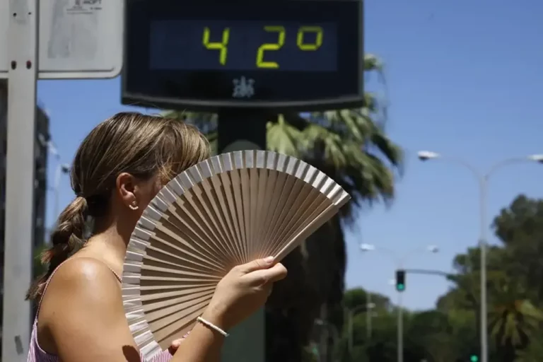 FOTOGRAFÍA. CÓRDOBA (ANDALUCÍA) REINO DE ESPAÑA, 29 DE JUNIO DE 2025. Una mujer se abanica mientras pasa por un termómetro de calle que marca 42 grados en Córdoba (Comunidad Autónoma de Andalucía) Reino de España. Efe