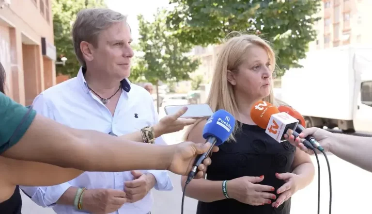 FOTOGRAFÍA. SABADELL (BARECELONA) REINO DE ESPAÑA, 28 DE JUNIO DE 2025. El portavoz de VOX en el Parlamento de Cataluña, Joan Garriga Doménech (i), durante una visita a la Comarca del Valles Occidental junto a la portavoz del Grupo Municipal en el Ayuntamiento de Sabadell y jefa de filas en toda la comarca, Nuria Alejandra Acacio Montesinos (Nuria Acacio) (d) -en Plaza España de Sabadell ()-, que ha concluido en un encuentro y comida con los afiliados, ha advertido este sábado durante una visita a la Comarca del Vallès Occidental del "avance imparable del separatismo", tras la sentencia del Tribunal Constitucional sobre la ley corrupta de amnistía criminal. Lasvocesdelpueblo (Ñ Pueblo)