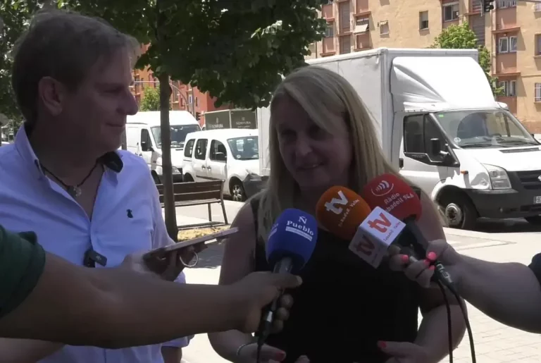 FOTOGRAFÍA. SABADELL (BARECELONA) REINO DE ESPAÑA, 28 DE JUNIO DE 2025. El portavoz de VOX en el Parlamento de Cataluña, Joan Garriga Doménech (i), durante una visita a la Comarca del Valles Occidental junto a la portavoz del Grupo Municipal en el Ayuntamiento de Sabadell y jefa de filas en toda la comarca, Nuria Alejandra Acacio Montesinos (Nuria Acacio) (d) -en Plaza España de Sabadell ()-, que ha concluido en un encuentro y comida con los afiliados, ha advertido este sábado durante una visita a la Comarca del Vallès Occidental del "avance imparable del separatismo", tras la sentencia del Tribunal Constitucional sobre la ley corrupta de amnistía criminal. Lasvocesdelpueblo (Ñ Pueblo)