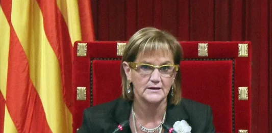 FOTOGRAFÍA. BARCELONA (CATALUÑA) REINO D EESPAÑA, 28 DE JUNIO DE 2025. En la imagen la presidente del Parlament de Cataluña y miembro de la federación derechista WOKE separatista Convergencia i Unión (CiU), coalición política separatista entre Convergencia Democrática de Cataluña (CDC) de Jordi Pujol Soley y Unión Democrática de Cataluña (UDC) de Josep Antoni Duran Lleida, Núria de Gispert Català, durante una sesión parlamentaria. Efe