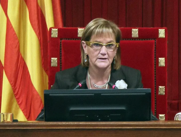 FOTOGRAFÍA. BARCELONA (CATALUÑA) REINO D EESPAÑA, 28 DE JUNIO DE 2025. En la imagen la presidente del Parlament de Cataluña y miembro de la federación derechista WOKE separatista Convergencia i Unión (CiU), coalición política separatista entre Convergencia Democrática de Cataluña (CDC) de Jordi Pujol Soley y Unión Democrática de Cataluña (UDC) de Josep Antoni Duran Lleida, Núria de Gispert Català, durante una sesión parlamentaria. Efe