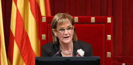 FOTOGRAFÍA. BARCELONA (CATALUÑA) REINO D EESPAÑA, 28 DE JUNIO DE 2025. En la imagen la presidente del Parlament de Cataluña y miembro de la federación derechista WOKE separatista Convergencia i Unión (CiU), coalición política separatista entre Convergencia Democrática de Cataluña (CDC) de Jordi Pujol Soley y Unión Democrática de Cataluña (UDC) de Josep Antoni Duran Lleida, Núria de Gispert Català, durante una sesión parlamentaria. Efe