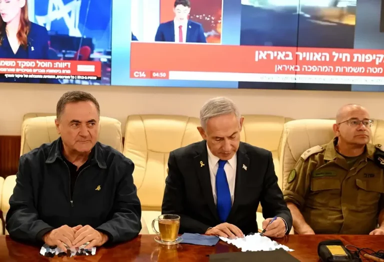 FOTOGRAFÍA. JERUSALÉN (ISRAEL), 14 D EJUNIO DE 2025. El primer ministro de Israel, Benjamín Netanyahu, registrado junto al ministro de Defensa, Israel Katz (i), al nuevo jefe del Estado Mayor del Ejército israelí, el general Eyal Zamir (d), dirigiendo la ofensiva preventiva combinada contra el programa nuclear de los islamofascistas Ayatolas ISIS en la República Islámica de Irán la madrugada del viernes y la noche del viernes y madrugada de este sábado 14 de junio. Oficina Primer Ministro de Israel/Lasvocesdelpueblo (Ñ pueblo)