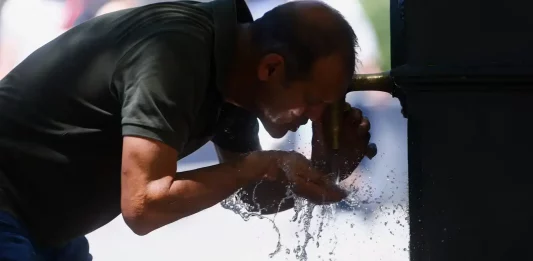 FOTOGRAFÍA. BARCELONA (REINO DE ESPAÑA), 28 DE JUNIO DE 2025. Un hombre se refresca en una fuente en Barcelona este sábado. Catorce comunidades están este sábado en alerta por temperaturas excepcionalmente altas en el día de inicio de la primera ola de calor del verano en España. Efe