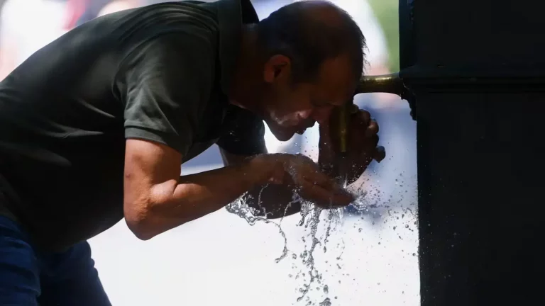 FOTOGRAFÍA. BARCELONA (REINO DE ESPAÑA), 28 DE JUNIO DE 2025. Un hombre se refresca en una fuente en Barcelona este sábado. Catorce comunidades están este sábado en alerta por temperaturas excepcionalmente altas en el día de inicio de la primera ola de calor del verano en España. Efe