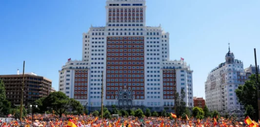 FOTOGRAFÍA. MADRID (REINO DE ESPAÑA), 08 DE JUNIO DE 2025. Vista general de la concentración convocada por el Partido Popular contra el Gobierno de Pedro Sánchez bajo el lema 'Democracia o mafia' este domingo en la plaza de España de Madrid. Efe