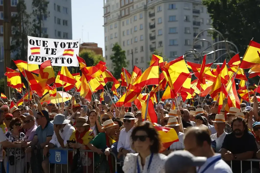 FOTOGRAFÍA. MADRID (REINO DE ESPAÑA), 08 DE JUNIO DE 2025. Asistentes a la concentración convocada por el Partido Popular contra el Gobierno bajo el lema 'Democracia o mafia' este domingo en la plaza España de Madrid. Efe