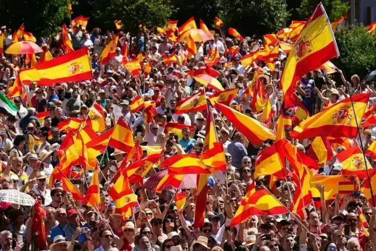 FOTOGRAFÍA. MADRID (REINO DE ESPAÑA), 08 DE JUNIO DE 2025. Asistentes a la concentración convocada por el Partido Popular contra el Gobierno bajo el lema 'Democracia o mafia' este domingo en la plaza España de Madrid.  Efe
