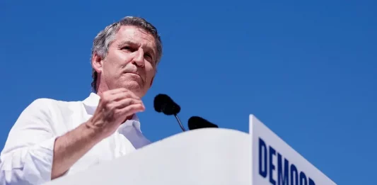 FOTOGRAFÍA. MADRID (REINO DE ESPAÑA), 08 DE JUNIO DE 2025. El líder del PP, Alberto Núñez Feijóo, pide a su socio y presidente del Gobierno de España y secretario general del Partido Socialista (PSOE), Pedro Sánchez Pérez-Castejón, que convoque elecciones ante una multitud congregada por su partido en la madrileña Plaza de España bajo lema "Democracia o Mafia". Efe